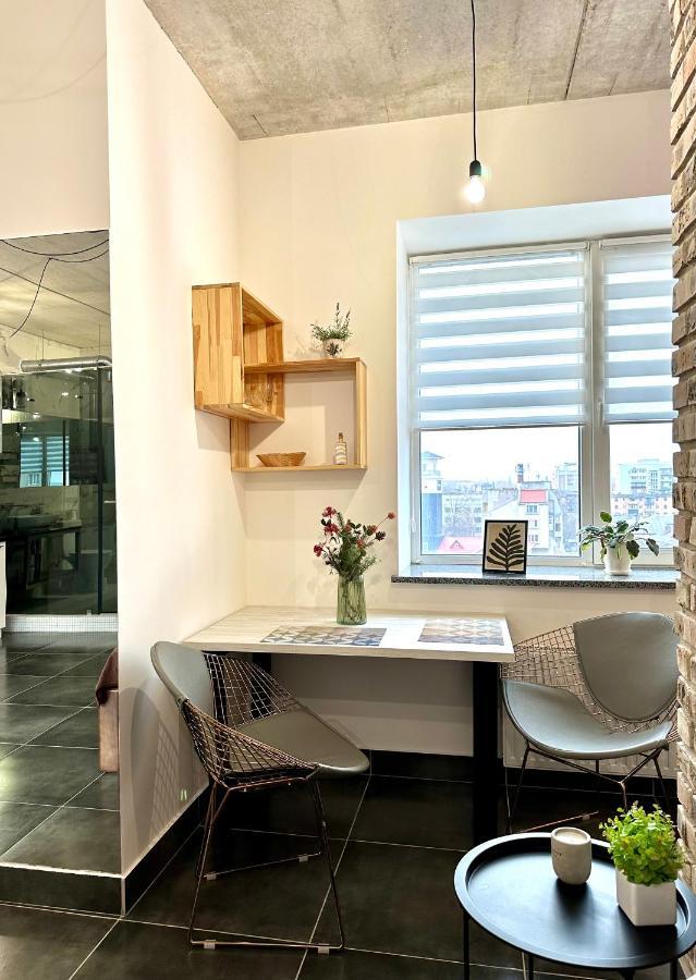 Designer Apartments In The City Center Ровно Экстерьер фото