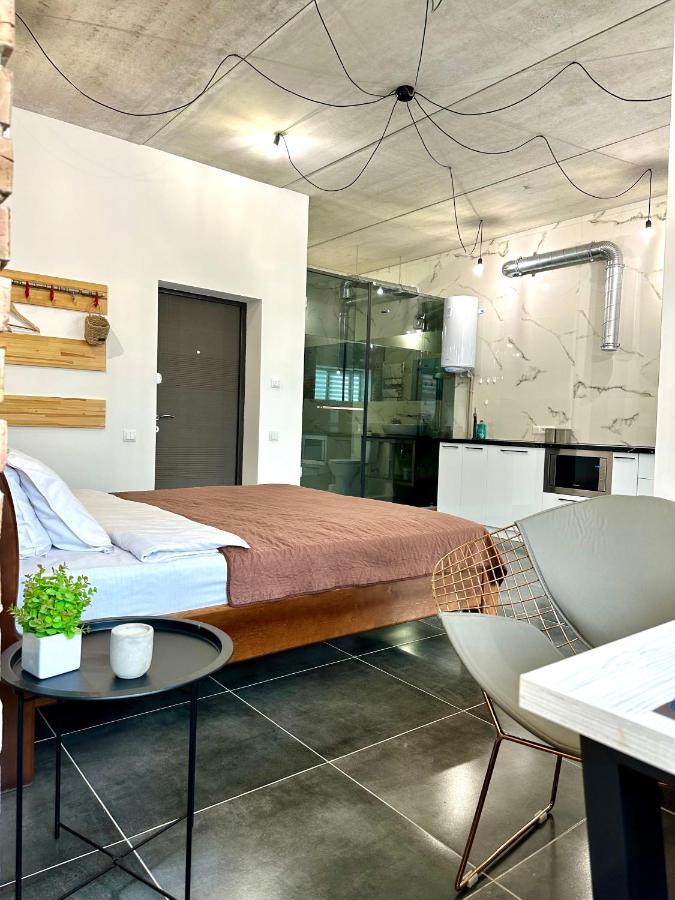 Designer Apartments In The City Center Ровно Экстерьер фото
