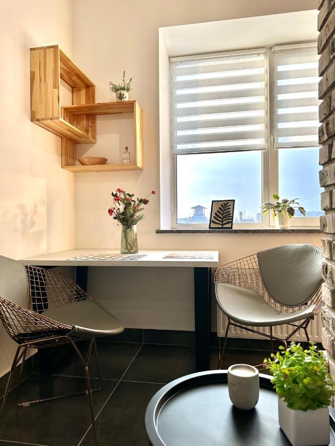 Designer Apartments In The City Center Ровно Экстерьер фото