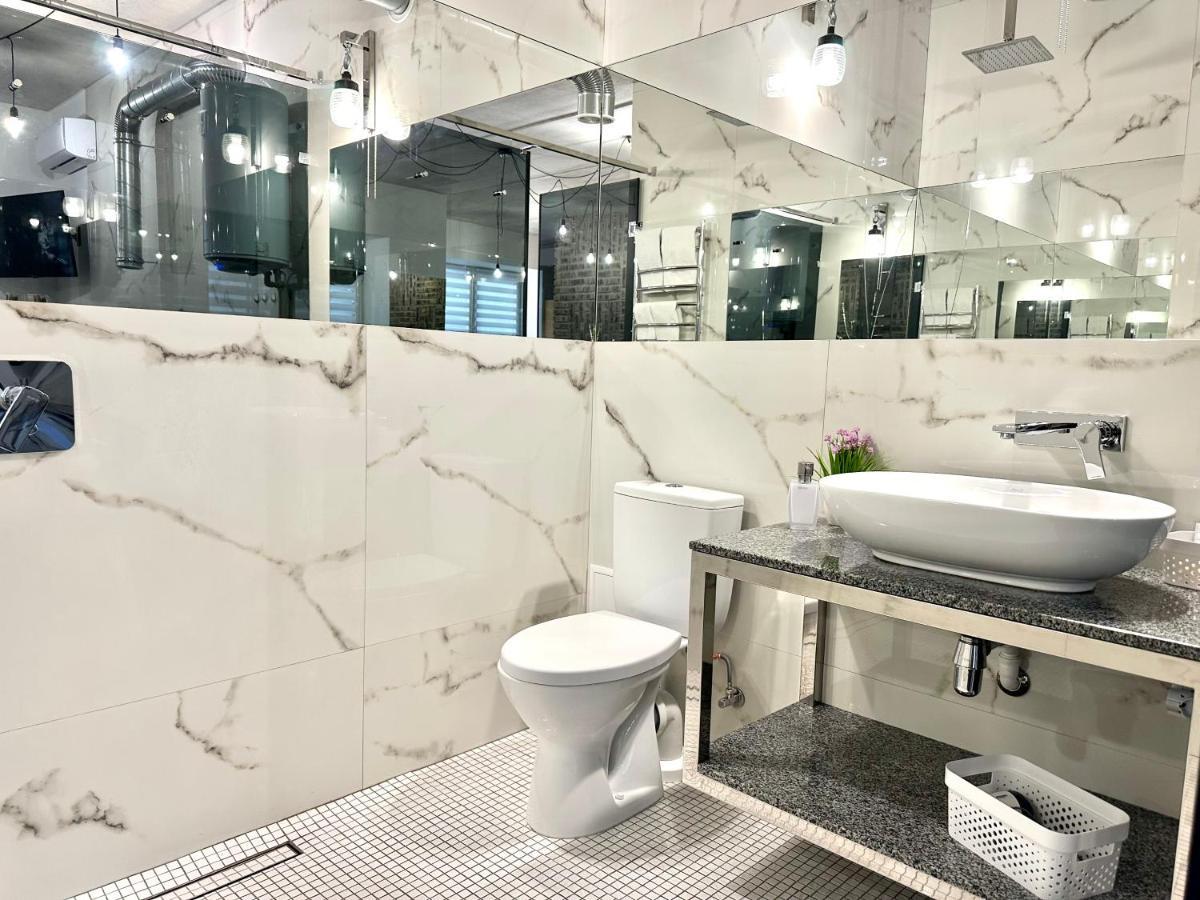 Designer Apartments In The City Center Ровно Экстерьер фото