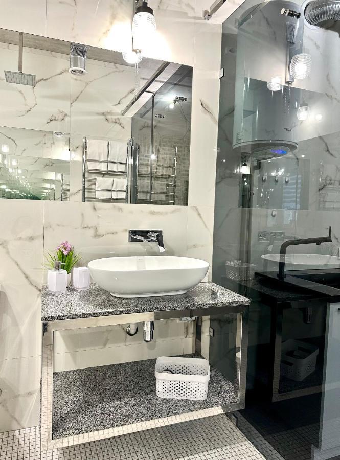 Designer Apartments In The City Center Ровно Экстерьер фото