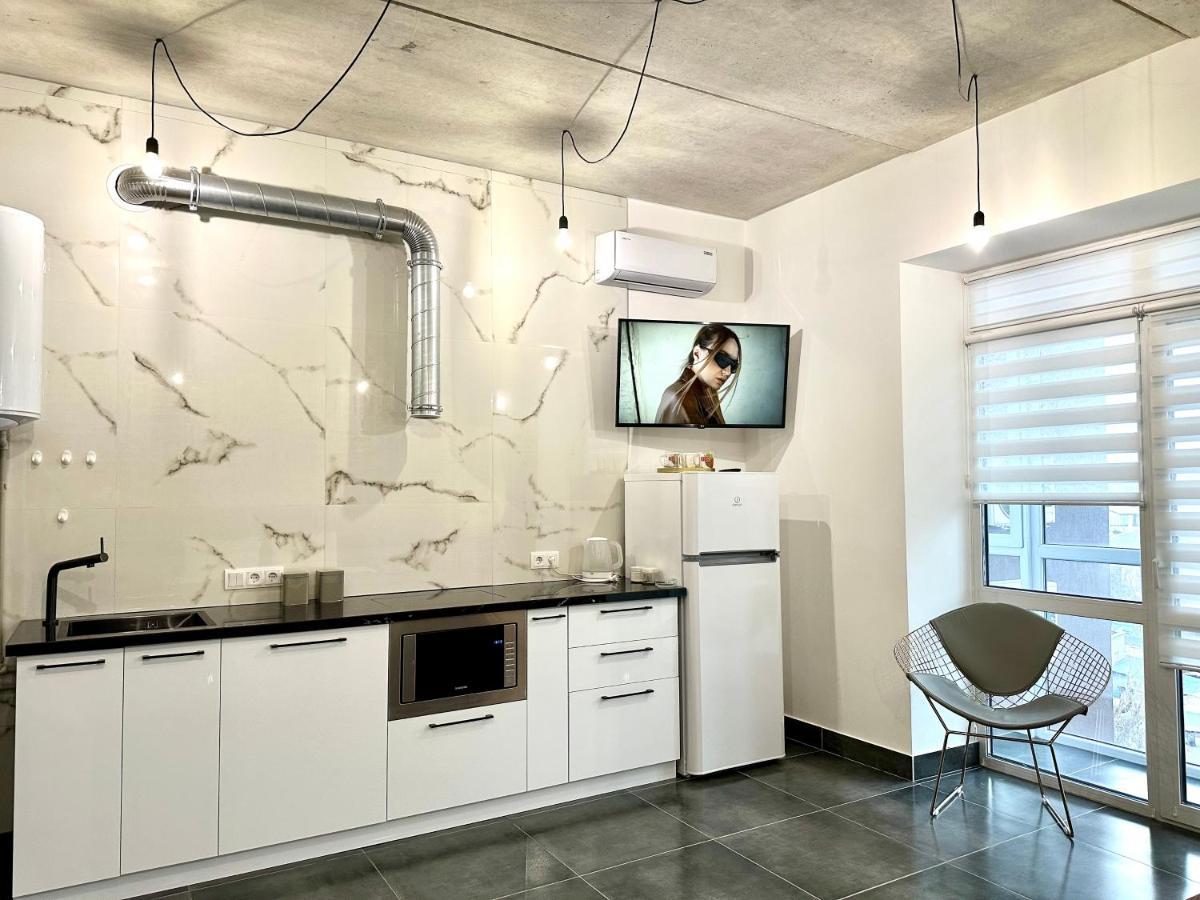 Designer Apartments In The City Center Ровно Экстерьер фото