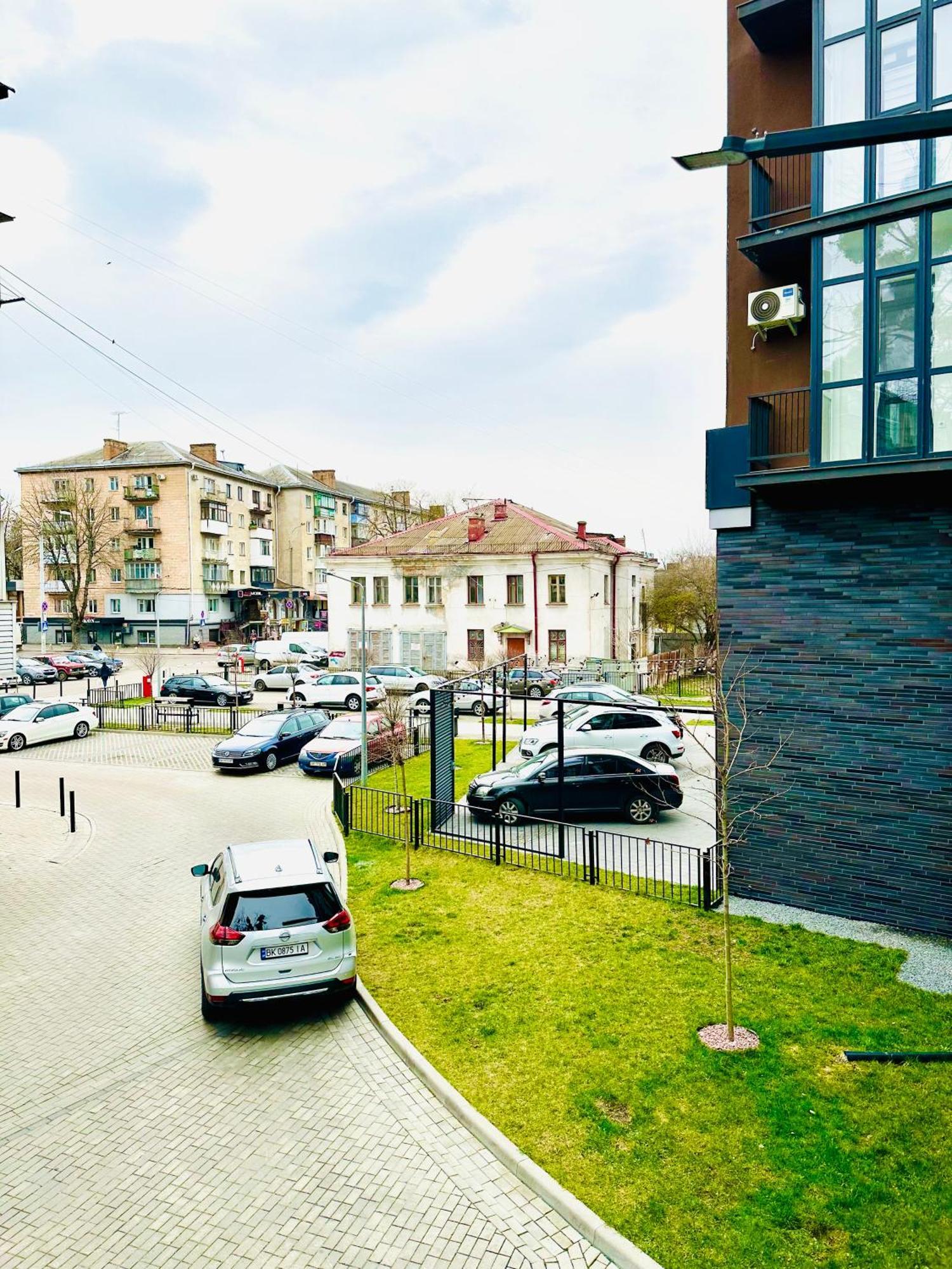 Designer Apartments In The City Center Ровно Экстерьер фото